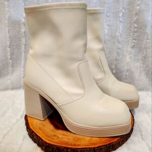 Arula cream chunky heel boots size 8W